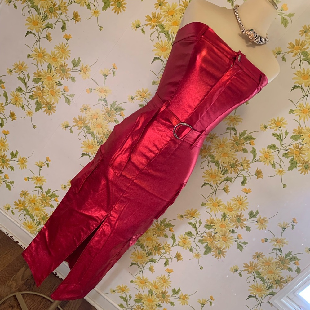 NWT strapless body hugging tube midi dress in metallic red